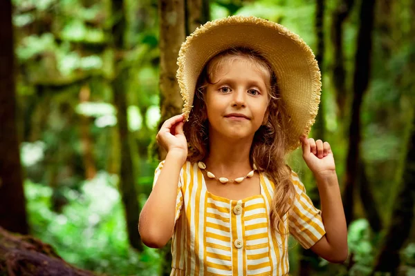 Красивая Девушка Шляпе Гуляет Сафари Парке — стоковое фото