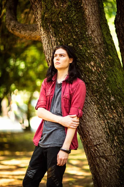 Jeune Bel Homme Aux Cheveux Longs Foncés Aux Yeux Bruns — Photo