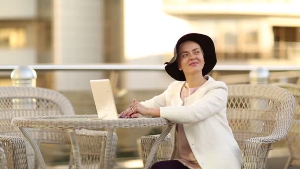 Ευτυχισμένο Όμορφο Κορίτσι Καπέλο Και Ελαφριά Ρούχα Κάθεται Ένα Φορητό — Αρχείο Βίντεο