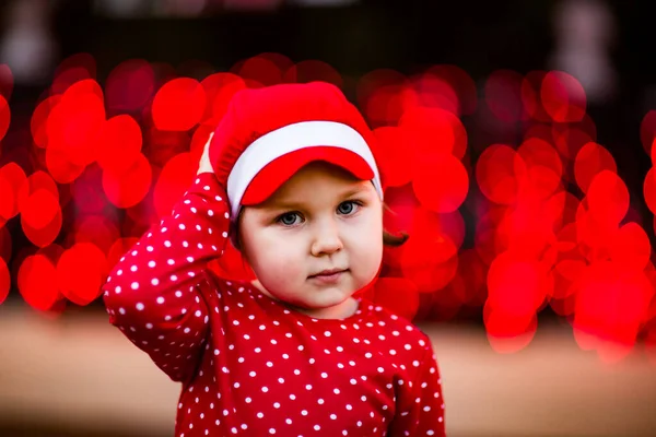 Ein Kleines Cooles Mädchen Roter Kleidung Und Mütze — Stockfoto