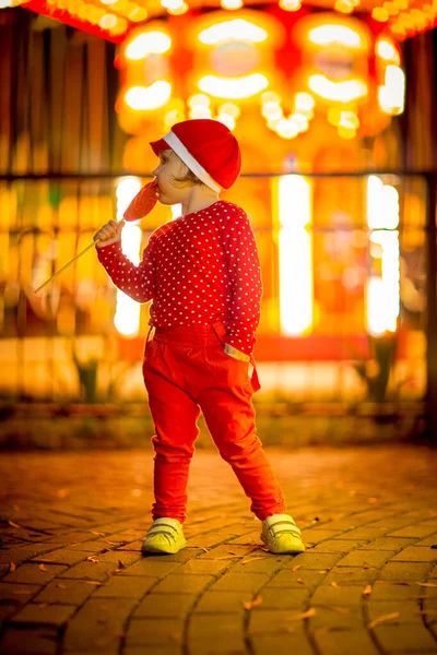 Ένα Μικρό Δροσερό Κορίτσι Κόκκινα Ρούχα Και Ένα Καπέλο — Φωτογραφία Αρχείου
