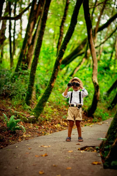 Мальчиковая Шляпа Прогулка Сафари Парке — стоковое фото