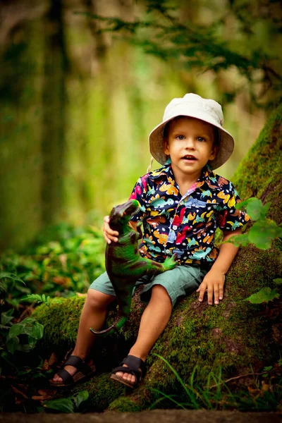 Kleiner Junge Geht Safaripark Spazieren — Stockfoto