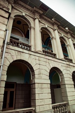 Sochi, Krasnodar Bölgesi, Rusya, 03.01.2020. Eski, terk edilmiş bina, kale, dekoratif elementlerle.