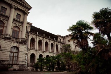 Sochi, Krasnodar Bölgesi, Rusya, 03.01.2020. Eski, terk edilmiş bina, kale, dekoratif elementlerle.