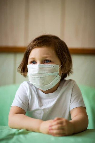 Ένα Μικρό Κορίτσι Φορώντας Μια Ιατρική Μάσκα Παίζει Στο Σπίτι — Φωτογραφία Αρχείου
