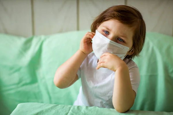 Ein Kleines Mädchen Das Eine Medizinische Maske Trägt Spielt Hause — Stockfoto