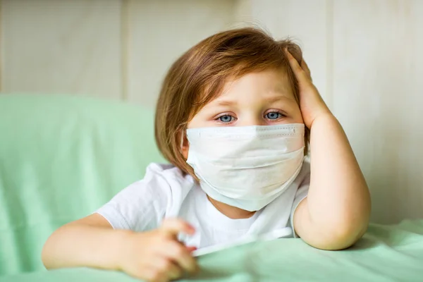 Una Bambina Indossando Una Maschera Medica Gioca Casa Quarantena Domiciliare — Foto Stock