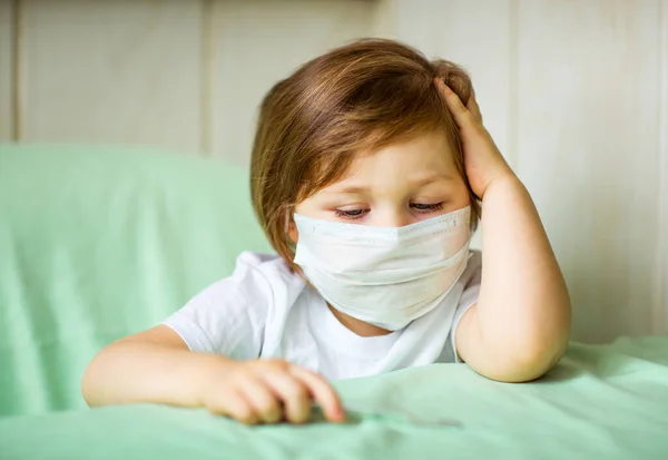 Little Girl Wearing Medical Mask Plays Home Home Quarantine Coronavirus — Stock Photo, Image