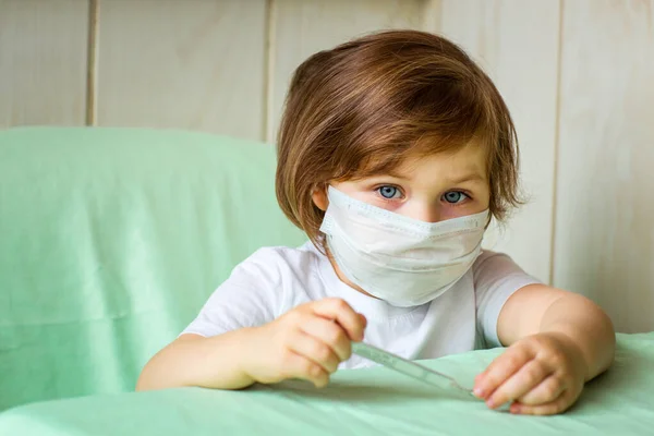 Ein Kleines Mädchen Das Eine Medizinische Maske Trägt Spielt Hause — Stockfoto