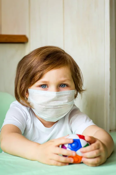 Ein Kleines Mädchen Das Eine Medizinische Maske Trägt Spielt Hause — Stockfoto