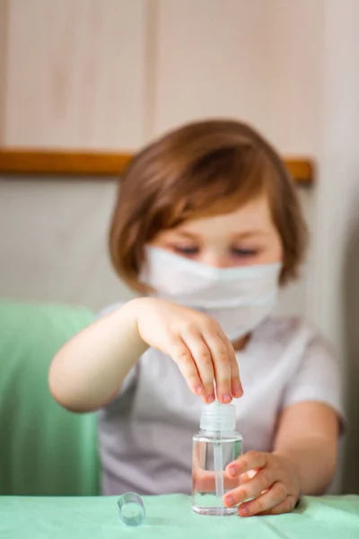 Ein Kleines Mädchen Mit Medizinischer Maske Und Einem Dysenfektor Sitzt — Stockfoto