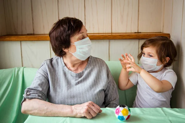 Eine Erwachsene Frau Eine Pensionierte Großmutter Mit Einer Enkelin Die — Stockfoto