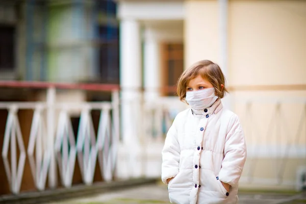 Petite Fille Sur Une Promenade Dans Masque Médical — Photo