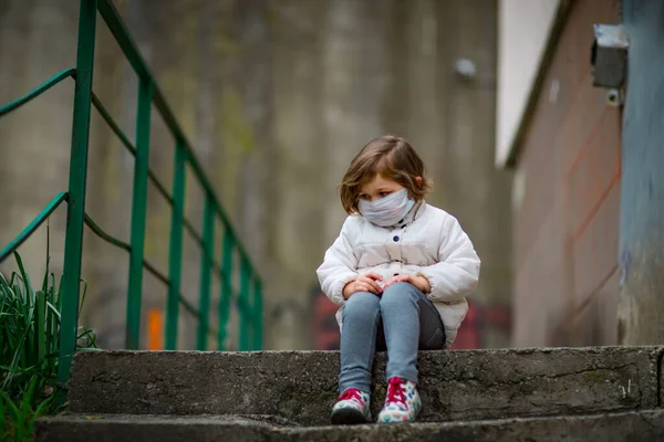 Petite Fille Sur Une Promenade Dans Masque Médical — Photo