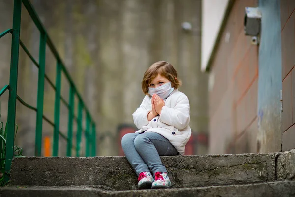 Menina Passeio Uma Máscara Médica — Fotografia de Stock