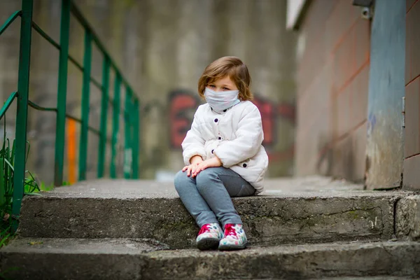 Petite Fille Sur Une Promenade Dans Masque Médical — Photo