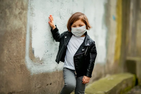 Little Girl Walk Medical Mask — Stock Photo, Image