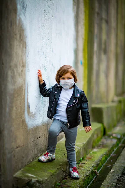 Petite Fille Sur Une Promenade Dans Masque Médical — Photo