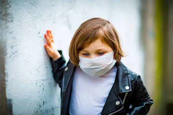 Petite Fille Sur Une Promenade Dans Masque Médical — Photo