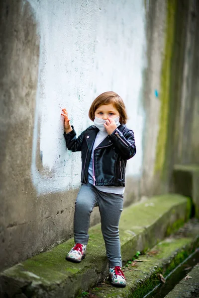 Маленькая Девочка Прогулке Медицинской Маске — стоковое фото
