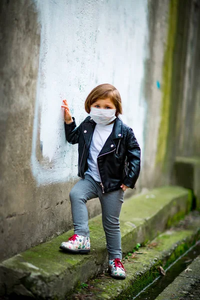 Маленькая Девочка Прогулке Медицинской Маске — стоковое фото