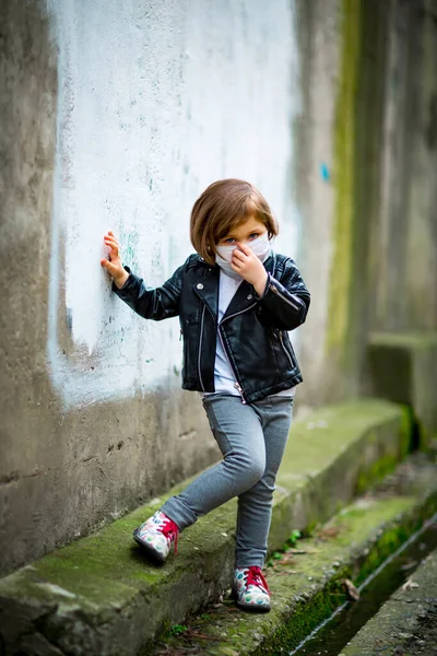 Маленька Дівчинка Прогулянці Медичній Масці — стокове фото