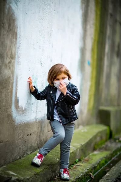 Petite Fille Sur Une Promenade Dans Masque Médical — Photo