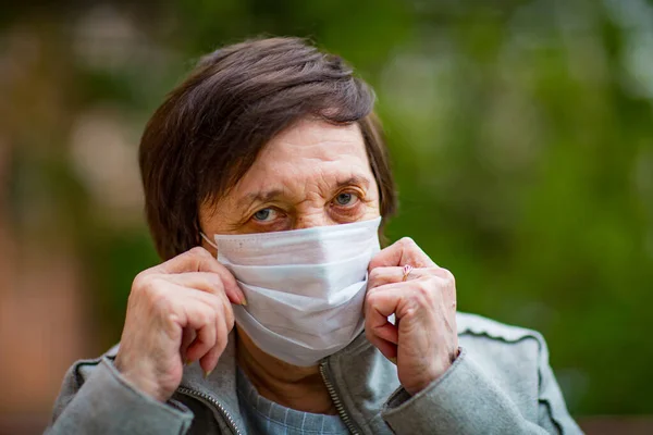 Adult Woman Pensioner Walk Medical Mask — Stock Photo, Image