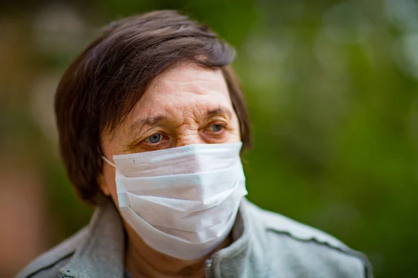 Vuxen Kvinna Pensionär Promenad Medicinsk Mask — Stockfoto