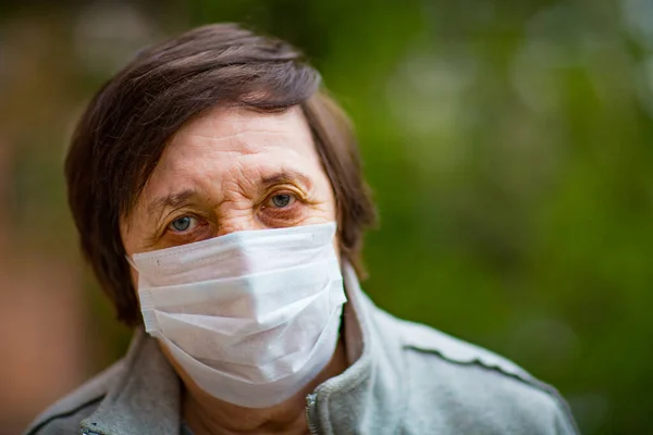 Voksen Kvinde Pensionist Gåtur Medicinsk Maske - Stock-foto