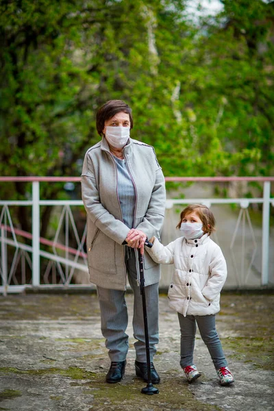 Pige Hendes Bedstemor Iført Medicinske Masker Øde Gade Covid Pandemien - Stock-foto