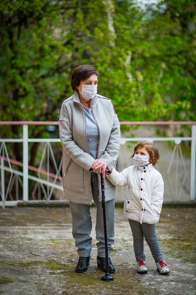 Une Fille Grand Mère Portant Des Masques Médicaux Marchent Dans — Photo