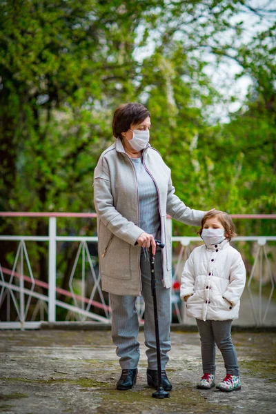 Pige Hendes Bedstemor Iført Medicinske Masker Øde Gade Covid Pandemien - Stock-foto