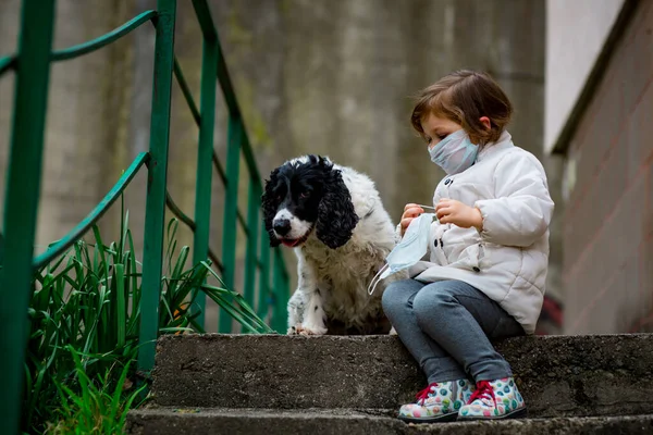 Une Petite Fille Portant Masque Médical Promène Dans Cour Avec — Photo