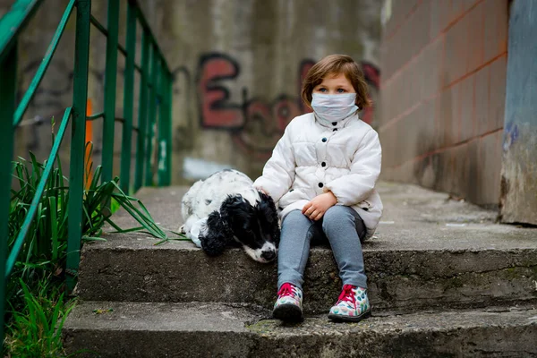 Une Petite Fille Portant Masque Médical Promène Dans Cour Avec — Photo