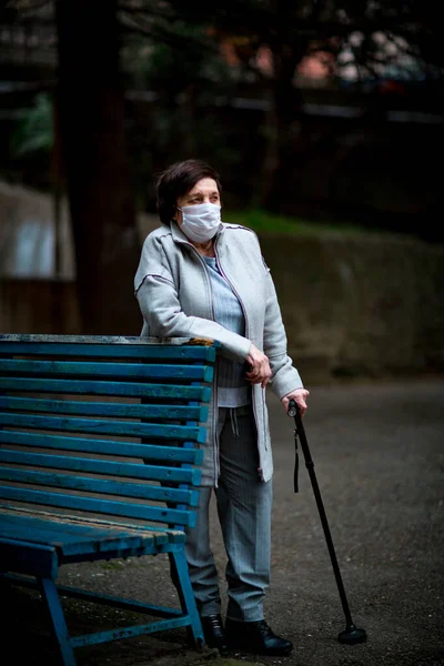 Una Donna Adulta Pensionato Una Passeggiata Con Una Maschera Medica — Foto Stock