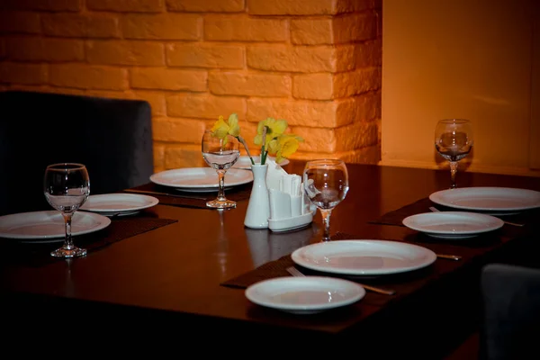 Interior Cafetería Por Noche Tonos Marrones Con Platos Muebles — Foto de Stock