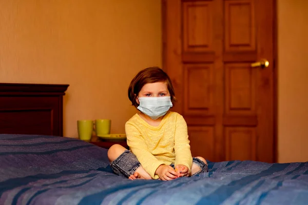 Маленькая Девочка Медицинской Маске Сидит Дома Карантине Пандемии Ковида — стоковое фото