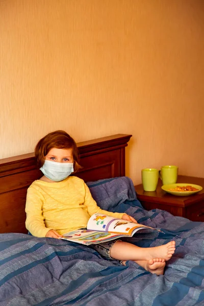 Menina Uma Máscara Médica Sentado Casa Quarentena Devido Uma Pandemia — Fotografia de Stock