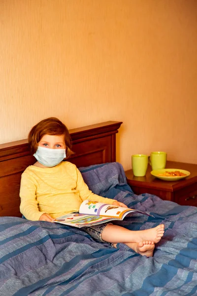 Little Girl Medical Mask Sitting Home Quarantine Due Pandemic Kovid — Stock Photo, Image