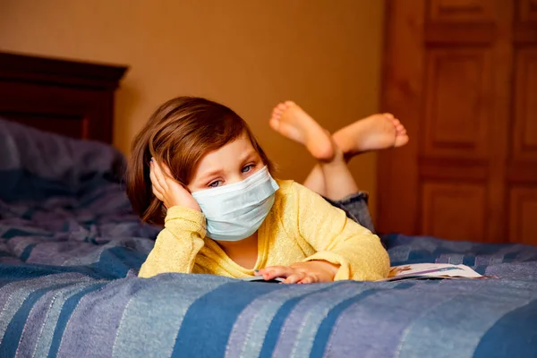 Kleines Mädchen Medizinischer Maske Hause Quarantäne Wegen Einer Pandemie Kovid — Stockfoto