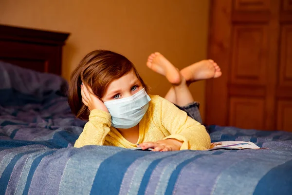 Kleines Mädchen Medizinischer Maske Hause Quarantäne Wegen Einer Pandemie Kovid — Stockfoto