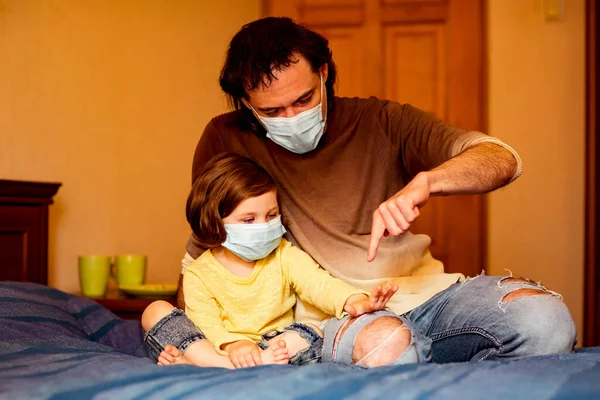 Vater Und Tochter Medizinischer Maske Hause Quarantäne Und Die Beiden — Stockfoto