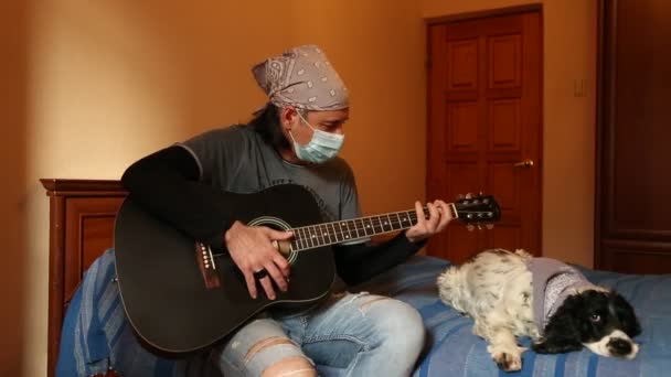 Hombre Con Una Máscara Médica Cuarentena Casa Toca Una Guitarra — Vídeos de Stock