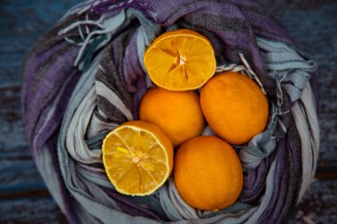 Eski, çirkin bir limon, mavi ahşap bir arka planda yatıyor.