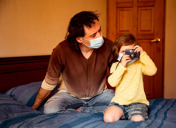 Vater Und Tochter Medizinischen Masken Studium Der Kunstfotografie Hause Während — Stockfoto