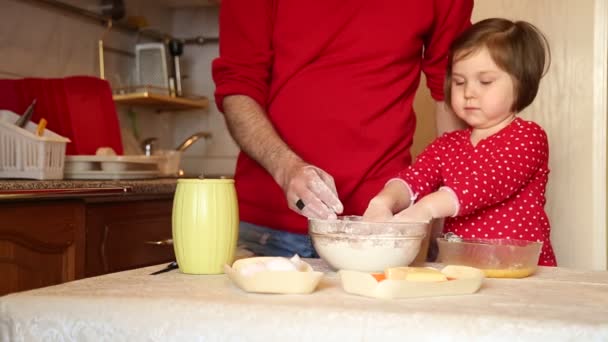 Ein Kleines Mädchen Roter Kleidung Backt Kuchen Aus Mehl Hause — Stockvideo