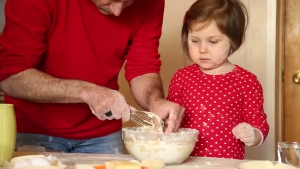 Ein Kleines Mädchen Roter Kleidung Backt Kuchen Aus Mehl Hause — Stockvideo