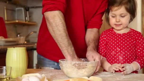 Una Niña Vestida Rojo Hace Tortas Harina Cocina Casa Durante — Vídeos de Stock